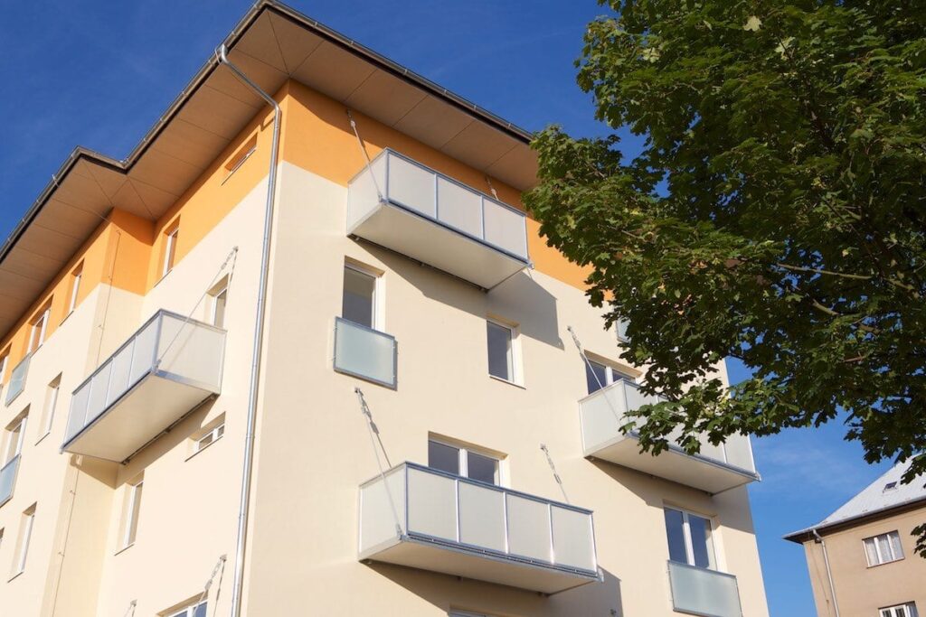 Balkon kotvený pomocí stropních táhel Balkon se stropními táhly