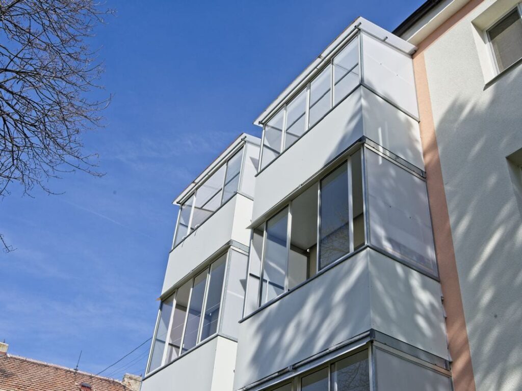 Zasklení závěsných balkonů Zasklení balkonů
