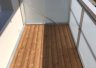 balkon s dřevěnou podlahou