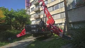Jeřáb pro montáž balkonu Montážní jeřáb pro montáž balkonů v nepřístupných místech