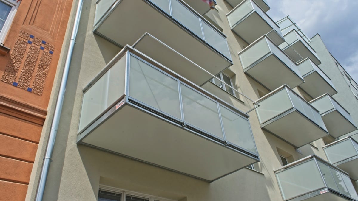 Balkony přisazené k fasádě