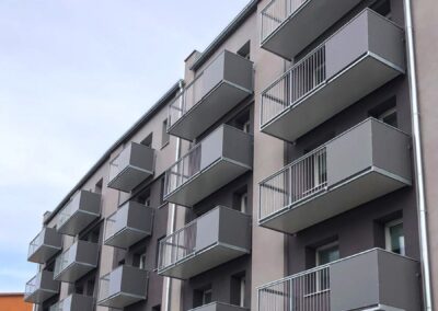 balkony s kombinovanou výplní