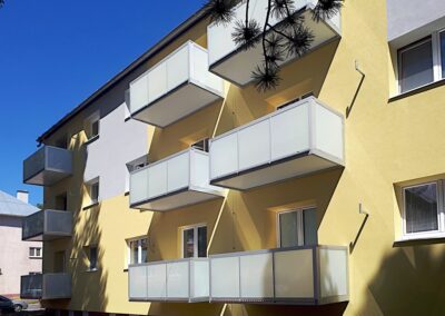 Balkon s hliníkovým opláštěním