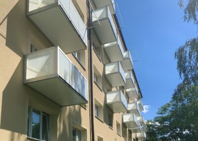 balkon s hliníkovým opláštěním
