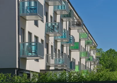 Balkony s barevným sklem