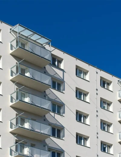 Ocelový balkon s funkcí požárního pásu